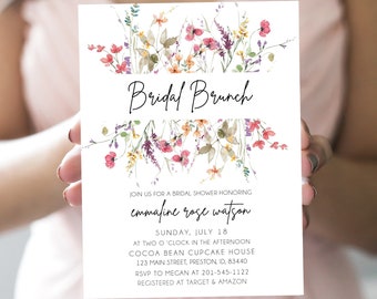 Può includere: Un biglietto bianco con un disegno floreale e il testo "Bridal Brunch" in corsivo nero. Il biglietto include anche il testo "Join us for a bridal shower honoring emmafine rose watson" e i dettagli dell'evento, tra cui la data, l'ora, il luogo, le informazioni RSVP e i dettagli del registro.