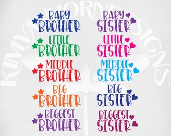 Puede incluir: Un conjunto de diez diseños de texto coloridos para hermanos. Los diseños incluyen "Baby Brother", "Little Brother", "Middle Brother", "Big Brother", "Biggest Brother", "Baby Sister", "Little Sister", "Middle Sister", "Big Sister" y "Biggest Sister".
