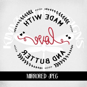 Op de afbeelding: Zwart-wit grafisch ontwerp met een rood hart en de tekst "Made with love and butter" in een cirkel met een krans van bladeren. De tekst "Mirrored JPEG" staat onderaan het ontwerp.
