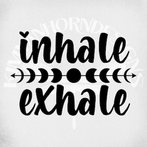 K&ouml;nnte beinhalten: Schwarzer Text auf hellgrauem Hintergrund: "inhale exhale", mit einem Herz &uuml;ber "inhale". Eine Reihe von Mondphasen und Pfeilen trennt die W&ouml;rter. Das Design hat ein minimalistisches, spirituelles Thema.