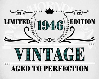 Könnte beinhalten: Ein Vintage-Design mit dem Jahr 1946 in Teal, umgeben von einem Lorbeerkranz und einer Krone. Die Wörter "Limited Edition" und "Vintage" sind in einer dekorativen Schriftart dargestellt, darunter "Aged to Perfection".