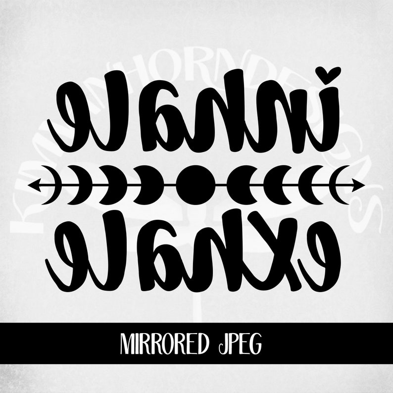 K&ouml;nnte beinhalten: Schwarz-wei&szlig;es Grafikdesign mit den Worten "Wani Wanyo" in einer stilisierten Schriftart, mit einem Herz &uuml;ber dem ersten Wort. Unter den W&ouml;rtern befindet sich eine horizontale Linie mit Mondphasen und Pfeilen. Der Text "MIRRORED JPEG" steht unten.