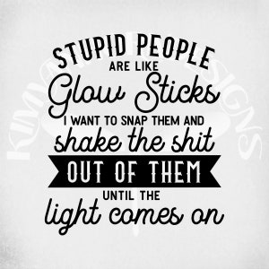Stomme mensen zijn als Glow Sticks SVG en DXF Cut-bestanden, afdrukbare PNG en gespiegelde JPEG voor opstrijkbare overdracht. Directe download.