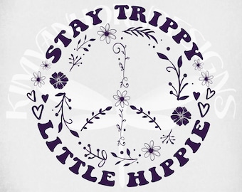Könnte beinhalten: Lilafarbener Peace-Zeichen mit dem Text "Stay Trippy Little Hippie" umgeben von Blumen und Herzen.