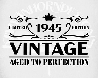 Könnte beinhalten: Schwarz-weiß Grafikdesign mit dem Text "VINTAGE" in fetter Schrift, über "AGED TO PERFECTION". Das Design enthält das Jahr "1945" und die Worte "LIMITED EDITION". Dekorative Verzierungen und eine Krone sind ebenfalls vorhanden.