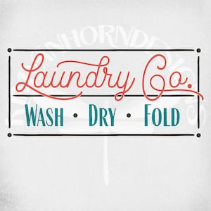 Pode incluir: Uma placa retangular com as palavras "Laundry Co." em escrita vermelha, acima das palavras "WASH • DRY • FOLD" em letras de bloco turquesa. A placa tem uma borda preta com cantos arredondados sobre um fundo cinza claro.