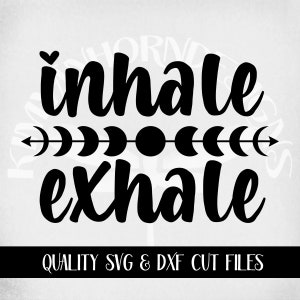 K&ouml;nnte beinhalten: Schwarz-wei&szlig;es Grafikdesign mit den Worten "inhale exhale" in einer Schreibschrift. Zwischen den W&ouml;rtern befinden sich eine Reihe von Halbmondformen und ein Vollmond. Der Satz "QUALITY SVG & DXF CUT FILES" steht unten.