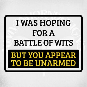 Puede incluir: Un letrero rectangular con borde negro y fondo blanco. El texto dice: "I WAS HOPING FOR A BATTLE OF WITS BUT YOU APPEAR TO BE UNARMED". El texto inferior está en un rectángulo negro con texto amarillo.