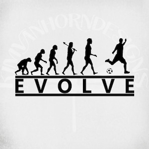 Peut inclure: Une illustration en noir et blanc de l'évolution de l'homme, se terminant par un joueur de football qui donne un coup de pied dans un ballon. Le texte "EVOLVE" est sous l'illustration.