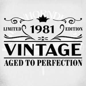 Pode incluir: Design gráfico a preto e branco com o texto "LIMITED 1981 EDITION VINTAGE AGED TO PERFECTION". O design inclui elementos decorativos e uma coroa acima do ano de 1981.