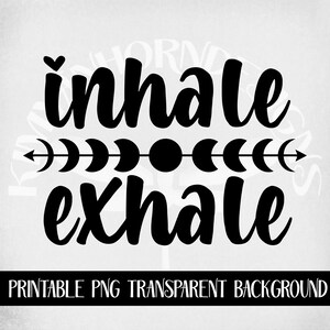 K&ouml;nnte beinhalten: Schwarz-wei&szlig;e Grafik mit den Worten "inhale exhale" in einer Schreibschrift. Zwischen den W&ouml;rtern befinden sich eine Reihe von Mondphasen und ein Vollmond. Der Satz "Printable PNG Transparent Background" steht unten.