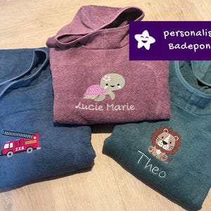 Badeponcho Poncho mit Namen und Motiv bestickt grün, blau oder beere