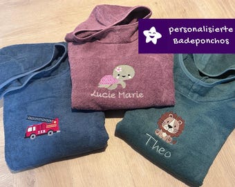 Badeponcho Poncho mit Namen und Motiv bestickt grün, blau oder beere