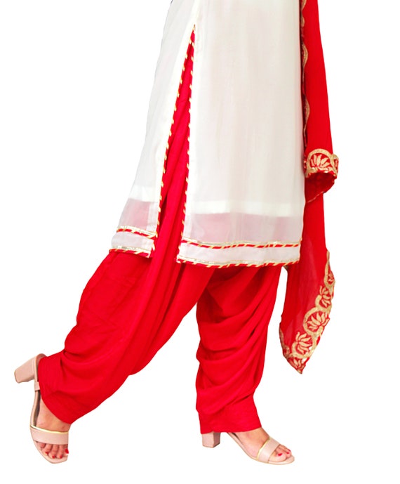 Handcrafted White Punjabi Jutti with Embroidered Flowers – Khinkhwab
