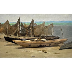 Könnte beinhalten: Ein Ölgemälde, das mehrere Holzboote an einem Sandstrand zeigt. Die Boote haben hohe, dunkle, drapierte Fischernetze, die an Stangen hängen. Im Hintergrund ist ein ruhiges, graues Meer unter einem blassen, bewölkten Himmel zu sehen.