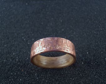 Anello in legno curvato di rame e quercia - rame martellato rivestito con legno di quercia, anello strutturato, anello da uomo, anello da donna