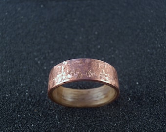 Bague en cuivre et bois courbé en chêne - cuivre martelé doublé de bois de chêne, bague texturée, bague pour homme, bague pour femme