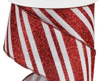 Peut inclure: Ruban rayé rouge et blanc avec une finition pailletée. Le ruban mesure 2,5 pouces de large et est parfait pour ajouter une touche festive à vos créations de vacances.