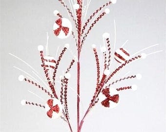 Könnte beinhalten: Ein dekorativer Zweig mit dünnen, rot glitzernden Drahtstielen, die mit kleinen weißen Kugeln versehen sind. Zwischen den Stielen befinden sich mehrere weiße, runde Ornamente, die mit roten Glitzermustern wie Streifen und Sternformen verziert sind.