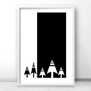 K&ouml;nnte beinhalten: Schwarz-wei&szlig;es abstraktes Kunstprint mit einem stilisierten Wald aus B&auml;umen vor schwarzem Hintergrund. Die B&auml;ume sind in einer Reihe angeordnet, wobei der h&ouml;chste Baum in der Mitte steht.