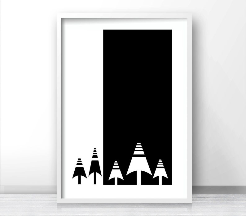 K&ouml;nnte beinhalten: Schwarz-wei&szlig;es abstraktes Kunstprint mit einem stilisierten Wald aus B&auml;umen vor schwarzem Hintergrund. Die B&auml;ume sind in einer Reihe angeordnet, wobei der h&ouml;chste Baum in der Mitte steht.