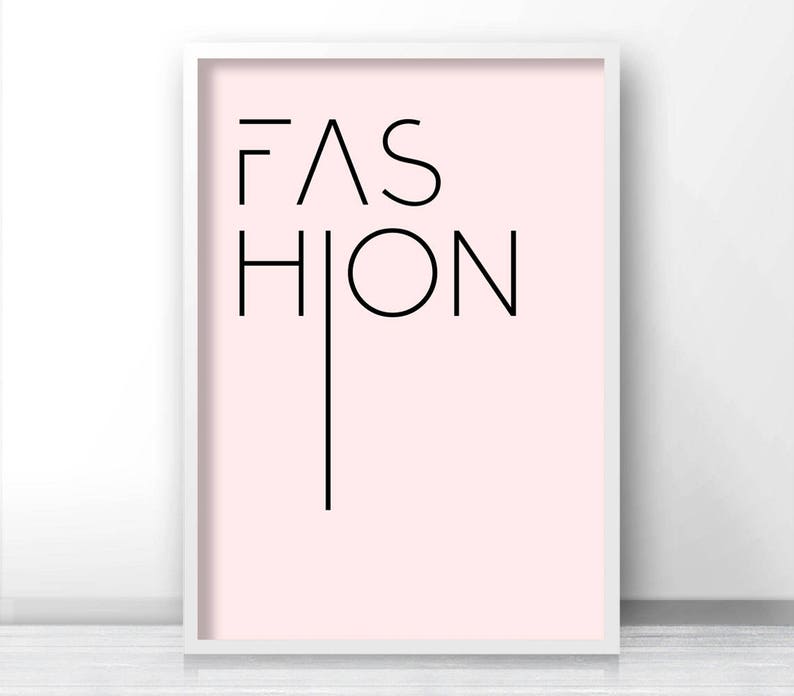 K&ouml;nnte beinhalten: Ein rosa Hintergrund mit dem Wort "FASHION" in Schwarz geschrieben, wobei eine vertikale Linie die W&ouml;rter "FAS" und "HION" trennt.
