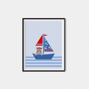 Puede incluir: Una impresi&oacute;n enmarcada de un hipop&oacute;tamo de dibujos animados que lleva un pa&ntilde;uelo rojo y navega en un velero azul y rojo con anclas blancas en la vela. El hipop&oacute;tamo est&aacute; en el barco y el barco est&aacute; en agua con rayas azules y blancas.