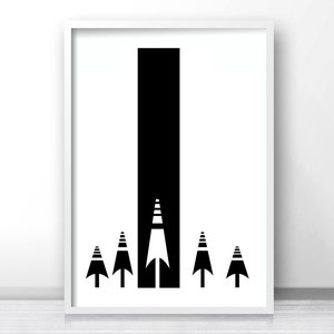 K&ouml;nnte beinhalten: Schwarz-wei&szlig;es minimalistisches Kunstprint mit einem hohen, d&uuml;nnen schwarzen Rechteck mit einer wei&szlig;en Linie in der Mitte, die eine Stra&szlig;e darstellt. F&uuml;nf schwarze B&auml;ume mit wei&szlig;en Linien stehen vor dem Rechteck.