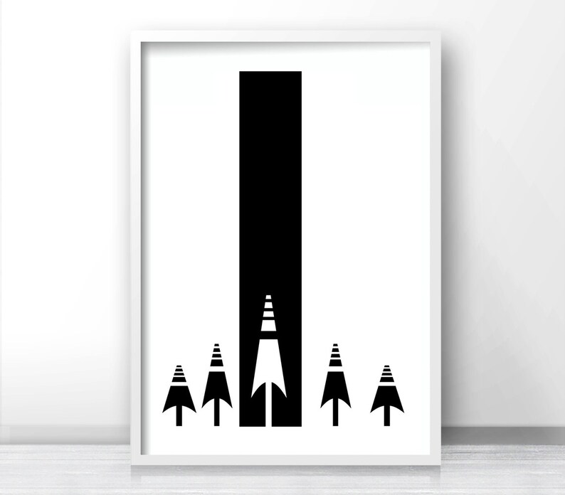 K&ouml;nnte beinhalten: Schwarz-wei&szlig;es minimalistisches Kunstprint mit einem hohen, d&uuml;nnen schwarzen Rechteck mit einer wei&szlig;en Linie in der Mitte, die eine Stra&szlig;e darstellt. F&uuml;nf schwarze B&auml;ume mit wei&szlig;en Linien stehen vor dem Rechteck.
