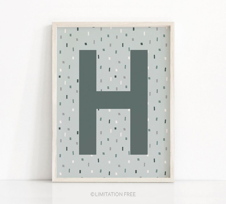 Puede incluir: Una impresi&oacute;n enmarcada con un fondo azul claro y una letra "H" verde oscuro en el centro. El fondo est&aacute; cubierto con un patr&oacute;n de peque&ntilde;os rect&aacute;ngulos azules claros, grises y rosados.