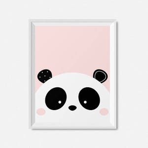 Peut inclure: Un visage de panda noir et blanc avec des yeux noirs sur un fond rose. Les oreilles du panda sont partiellement visibles.