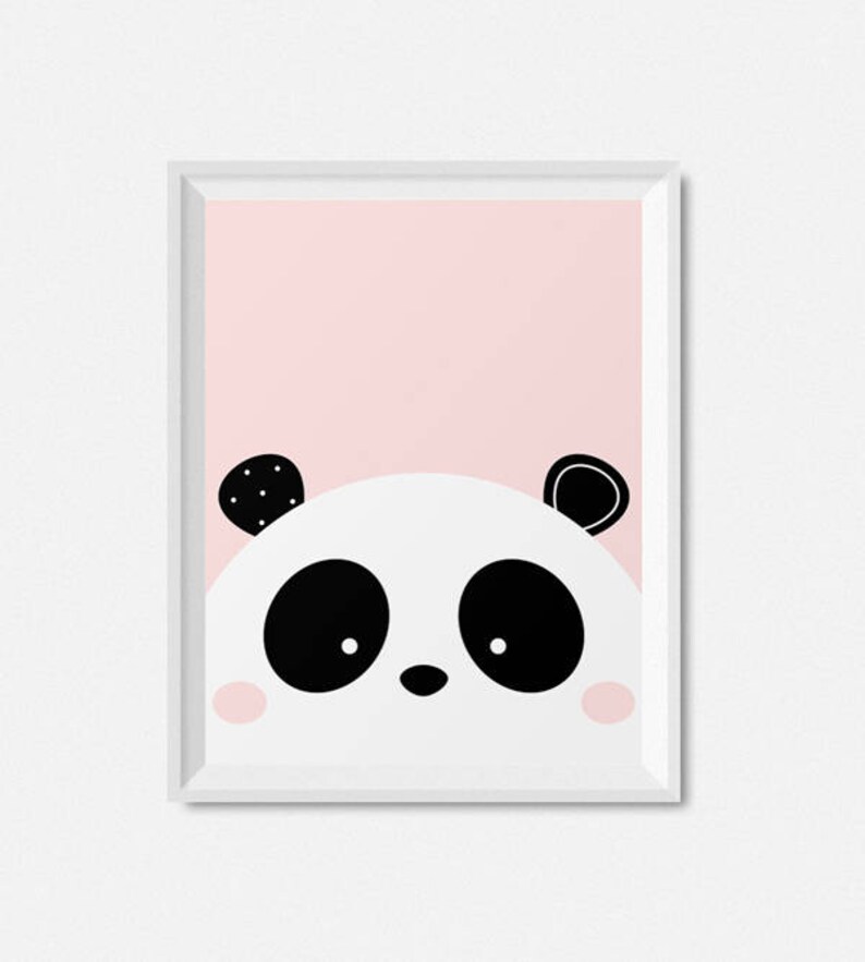 Peut inclure: Un visage de panda noir et blanc avec des yeux noirs sur un fond rose. Les oreilles du panda sont partiellement visibles.