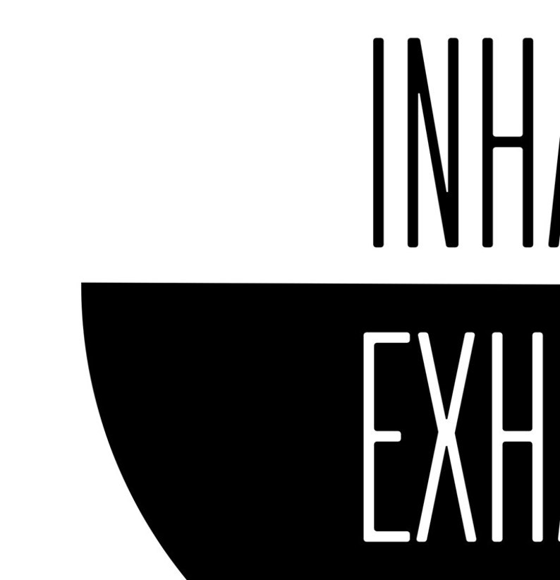 K&ouml;nnte beinhalten: Schwarzwei&szlig;es Grafik mit den W&ouml;rtern "INHALE" und "EXHALE" in minimalistischem Stil. Das Wort "INHALE" befindet sich &uuml;ber einem schwarzen Halbkreis und das Wort "EXHALE" unterhalb des Halbkreises.