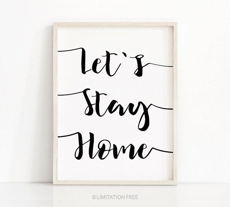 Może przedstawiać: Czarno-biała drukowalna grafika ścienna z tekstem "Let's Stay Home".