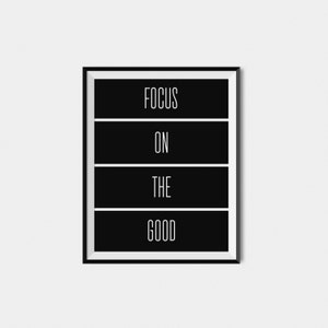 Op de afbeelding: Zwart-wit ingelijste print met de tekst "FOCUS ON THE GOOD" in een minimalistische stijl.