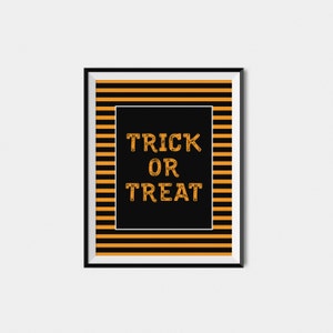 Puede incluir: Una impresi&oacute;n enmarcada en negro con rayas naranjas y negras. La impresi&oacute;n tiene el texto "TRICK OR TREAT" en letras naranjas.