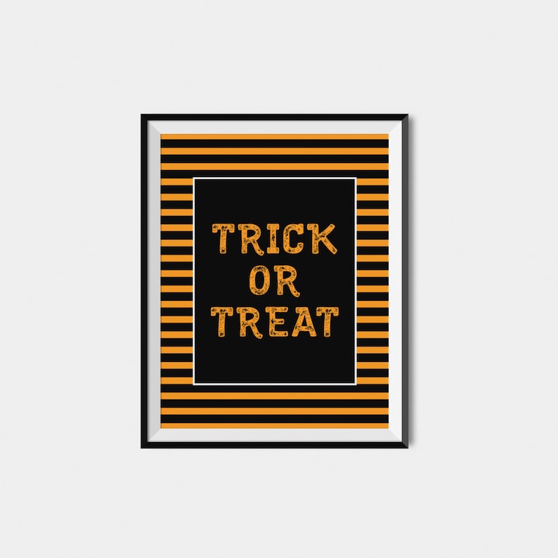 Puede incluir: Una impresi&oacute;n enmarcada en negro con rayas naranjas y negras. La impresi&oacute;n tiene el texto "TRICK OR TREAT" en letras naranjas.