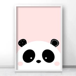 Peut inclure: Un visage de panda rose et blanc avec des yeux et des oreilles noirs. Le panda sort du bas d'un fond rose.