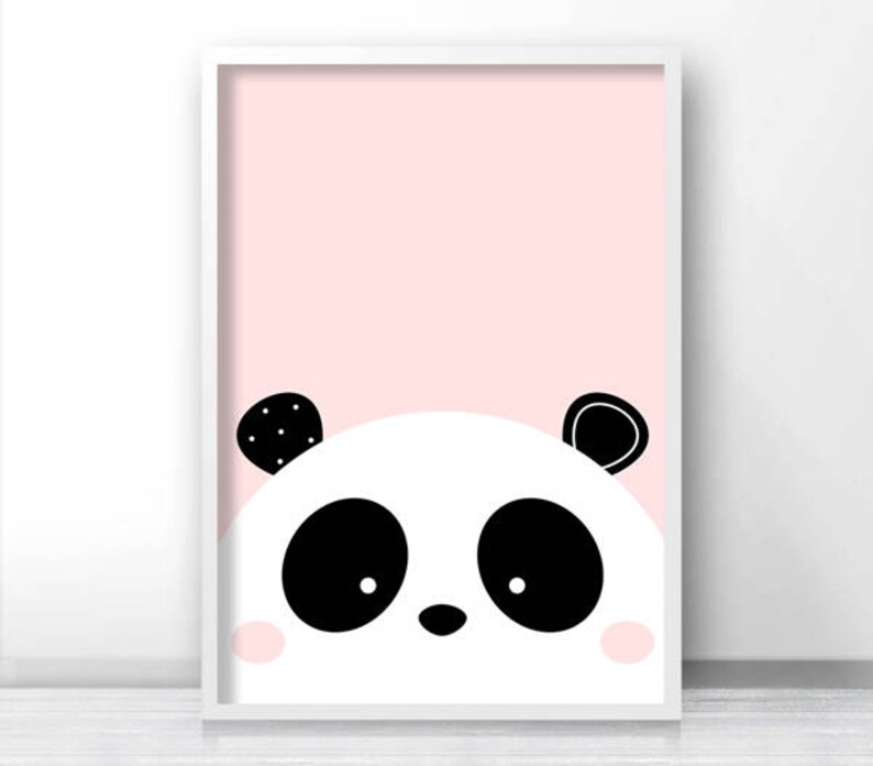 Peut inclure: Un visage de panda rose et blanc avec des yeux et des oreilles noirs. Le panda sort du bas d'un fond rose.
