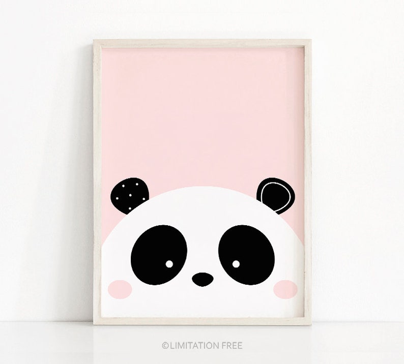 Peut inclure: Un visage de panda noir et blanc avec des joues roses, qui sort d'un fond rose. Les yeux du panda sont grands et noirs, et son nez est petit et noir.