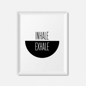 K&ouml;nnte beinhalten: Ein schwarz-wei&szlig;er druckbarer Wandkunstdruck mit dem Text "INHALE EXHALE" im minimalistischen Stil.