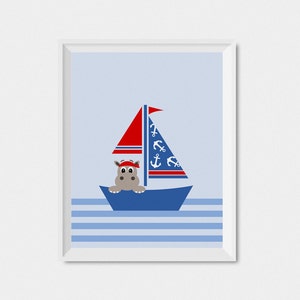 Puede incluir: Un hipop&oacute;tamo gris con un pa&ntilde;uelo rojo est&aacute; sentado en un velero azul con una vela roja y azul. La vela tiene anclas blancas impresas. El velero est&aacute; sobre un fondo a rayas azul y blanco.