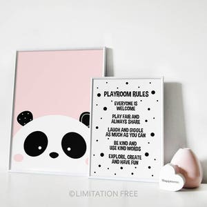Peut inclure: Affiche murale imprimable en noir et blanc avec un visage de panda et une liste de r&egrave;gles pour la salle de jeux. Les r&egrave;gles incluent : Tout le monde est le bienvenu, Jouer juste et toujours partager, Rire et gigoter autant que possible, &Ecirc;tre gentil et utiliser des mots gentils, Explorer, cr&eacute;er et s'amuser.