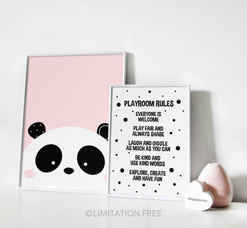 Peut inclure: Affiche murale imprimable en noir et blanc avec un visage de panda et une liste de r&egrave;gles pour la salle de jeux. Les r&egrave;gles incluent : Tout le monde est le bienvenu, Jouer juste et toujours partager, Rire et gigoter autant que possible, &Ecirc;tre gentil et utiliser des mots gentils, Explorer, cr&eacute;er et s'amuser.
