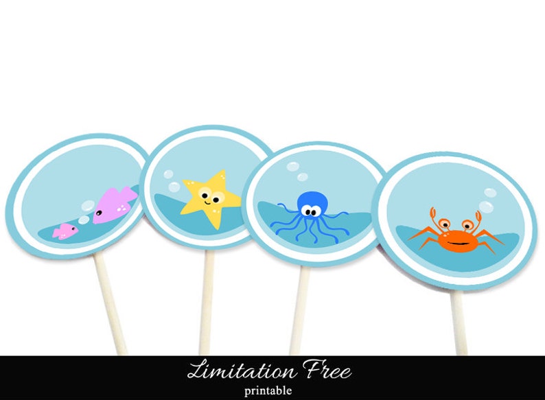 Pode incluir: Quatro toppers para cupcake azuis e brancos com diferentes criaturas marinhas. Os toppers apresentam uma estrela do mar, um polvo, um peixe e um caranguejo.