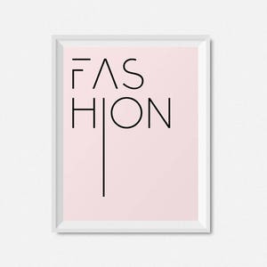 K&ouml;nnte beinhalten: Ein rosa und wei&szlig; gerahmter Druck mit dem Wort "FASHION" in schwarzer Schrift mit einer stilisierten Schriftart.