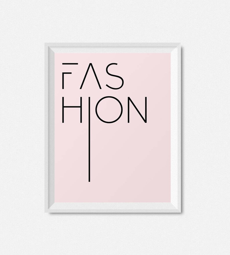 K&ouml;nnte beinhalten: Ein rosa und wei&szlig; gerahmter Druck mit dem Wort "FASHION" in schwarzer Schrift mit einer stilisierten Schriftart.
