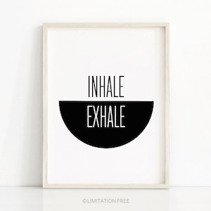 K&ouml;nnte beinhalten: Schwarz-wei&szlig;es druckbares Wandbild mit den Worten "inhale" und "exhale" in minimalistischem Design.