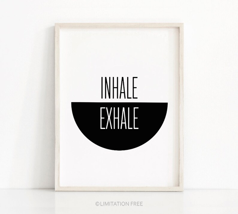 K&ouml;nnte beinhalten: Schwarz-wei&szlig;es druckbares Wandbild mit den Worten "inhale" und "exhale" in minimalistischem Design.