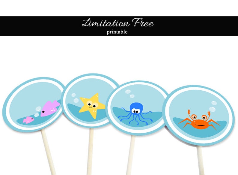 Pode incluir: Quatro toppers redondos azuis e brancos para cupcakes com diferentes criaturas marinhas. Os toppers representam uma estrela do mar, um polvo, um caranguejo e dois peixes.